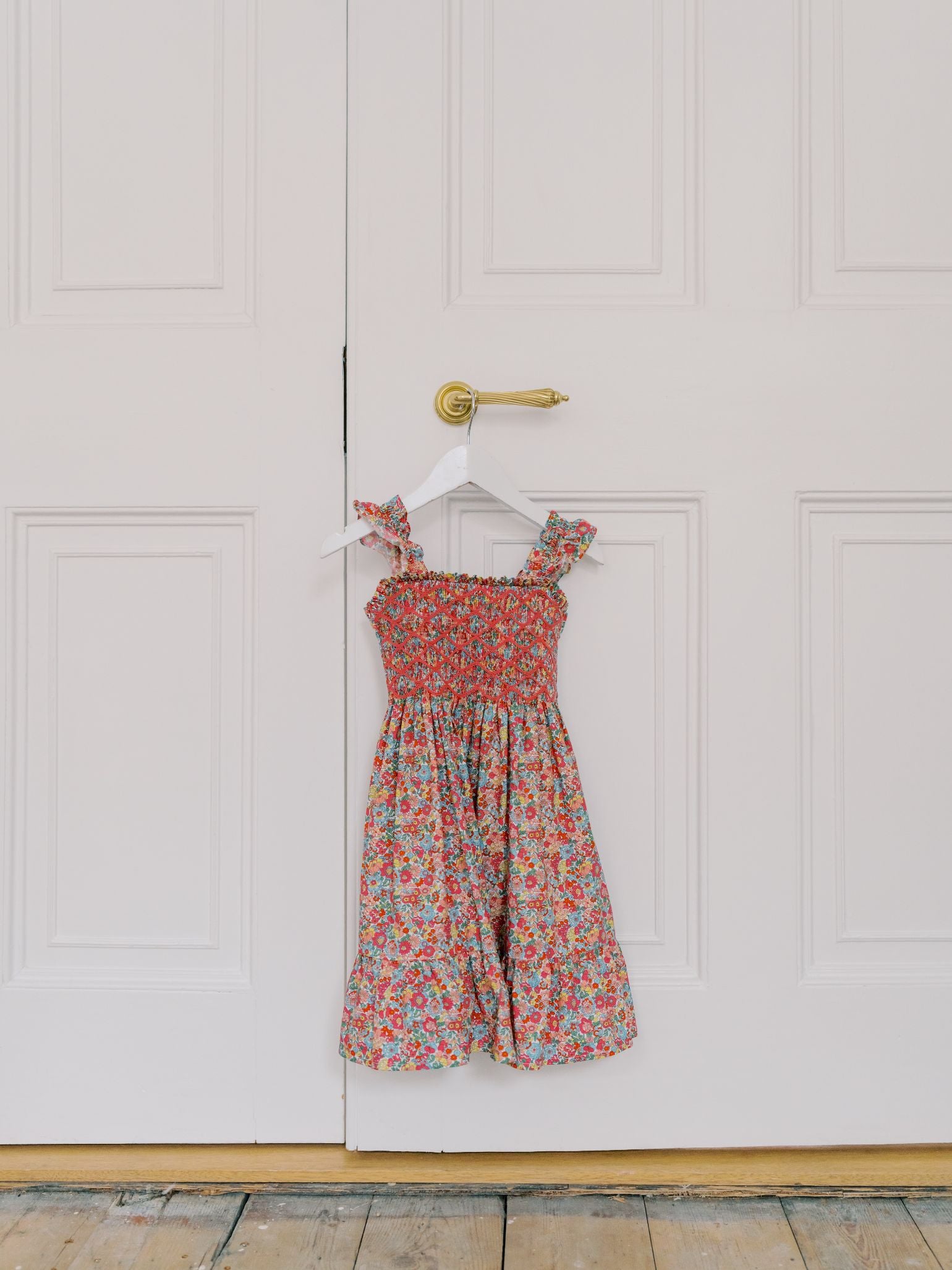 Robe fille corail à motif floral smockée main, en tissu Liberty