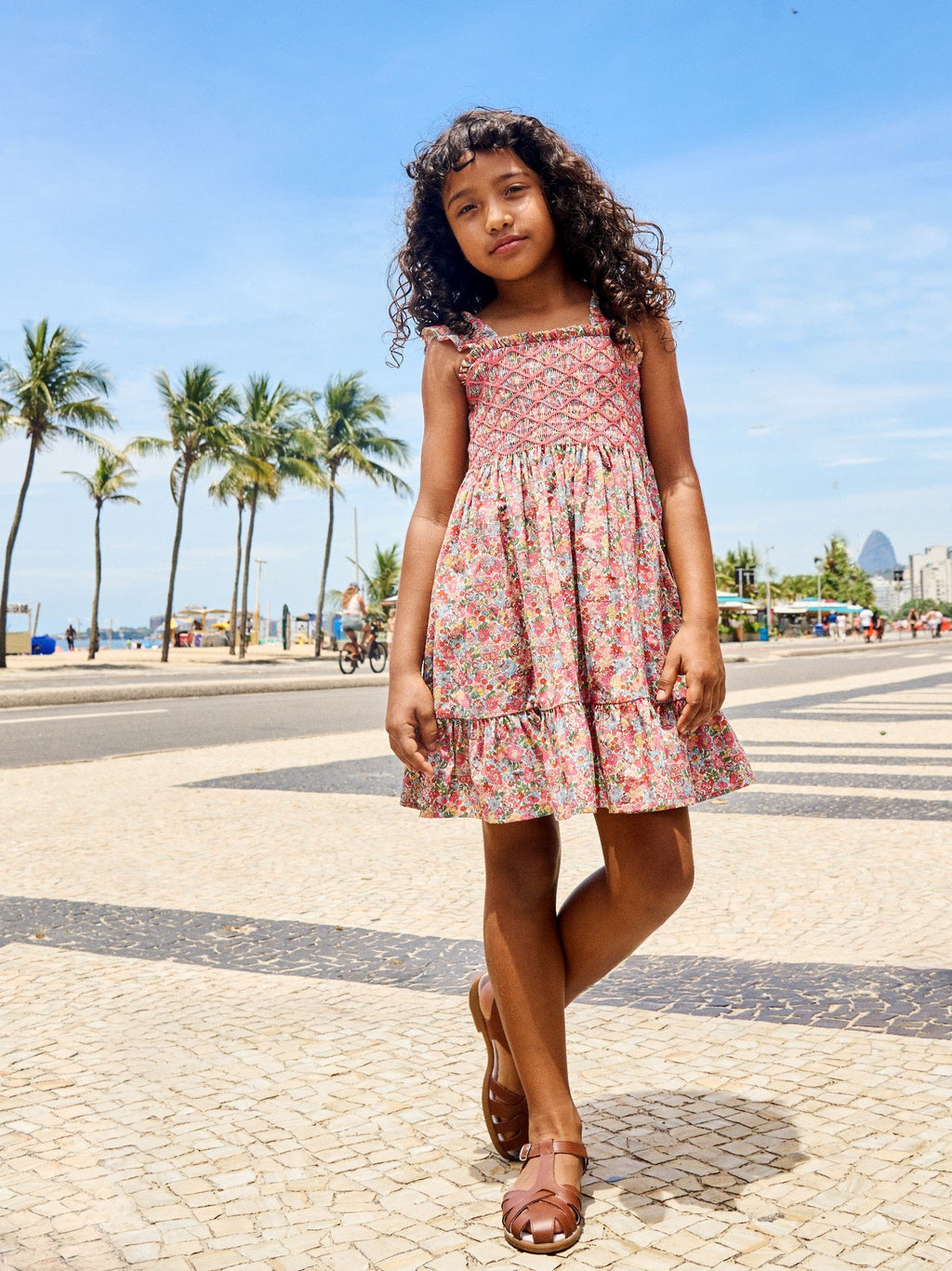 Robe fille corail à motif floral smockée main, en tissu Liberty