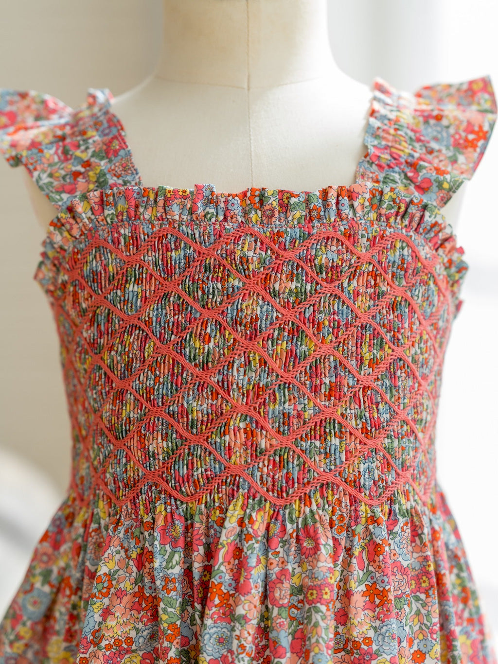 Robe fille corail à motif floral smockée main, en tissu Liberty