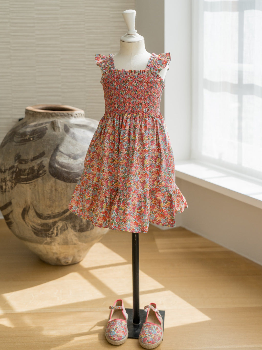Robe fille corail à motif floral smockée main, en tissu Liberty