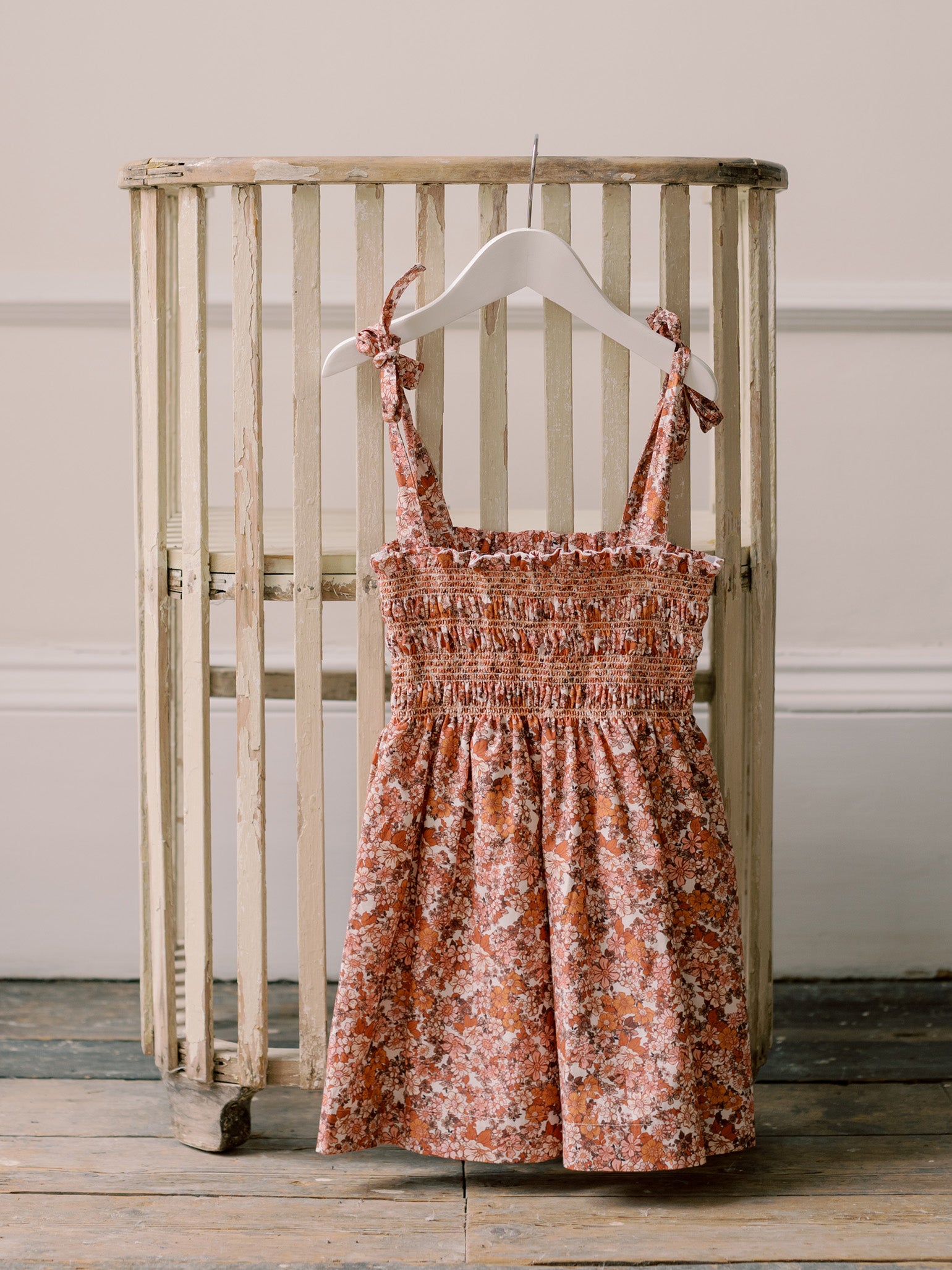 Robe fillette smockée à la main en coton terracotta imprimé floral