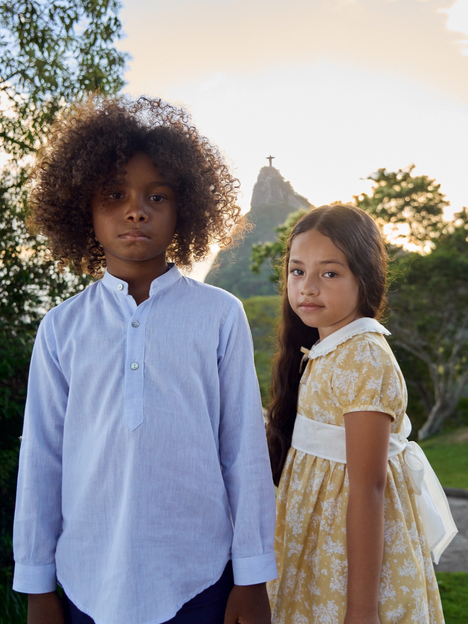 Chemise de garçon à manches longues en mélange de lin bleu poussiéreux